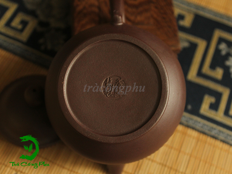Dấu Triện đóng rõ nét dưới đáy và quai ấm ATS1341